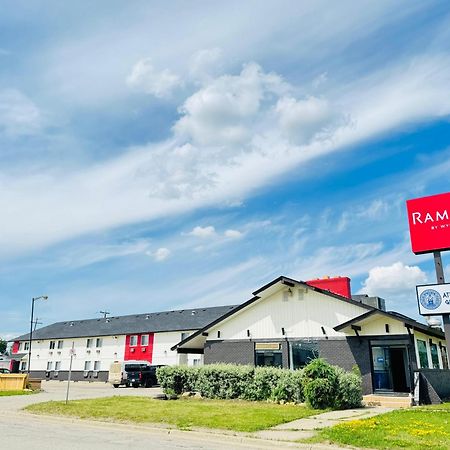 达森克里克机场酒店 道森克里克 外观 照片