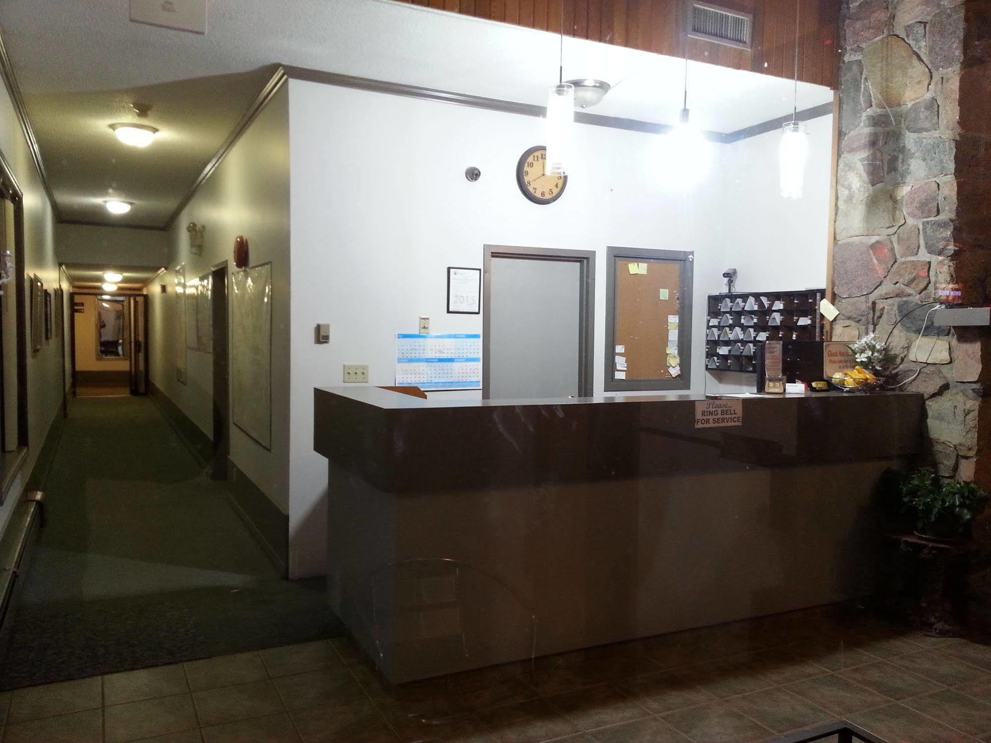 达森克里克机场酒店 道森克里克 外观 照片